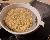 Une image de l'étape 3 de Nouilles sautées à l'ail et crevettes.