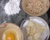 A picture of step 2 of Potatoes and pasta doughnut kabab.