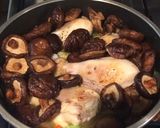 Foto del paso 6 de la receta: Muslitos de pollo con hongos secos
