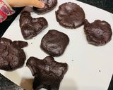 Hình bước làm 6 của món Vào bếp cùng con: bánh quy sô cô la cho Halloween (bánh quy bóng đêm) nướng bằng chảo