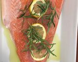 Foto del paso 3 de la receta: Salmón al limón y romero con espárragos al vapor