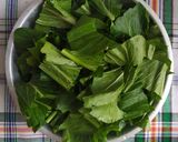 Foto langkah ke 1 dari resep Tumis Sawi Hijau Wortel Putren.