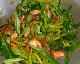 Foto langkah ke 2 dari resep Tumis udang kangkung simple.