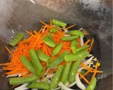 A picture of step 1 of Vegetable Stir-Fried Noodles (蔬菜炒面).