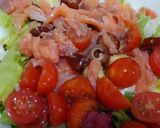 Foto del paso 4 de la receta: Ensalada tibia con salmón ahumado, dátiles, cherry y mezclum