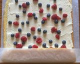 Foto del passaggio 7 della ricetta Rotolo al mascarpone e frutti di bosco