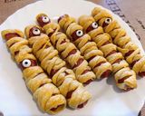 Halloweeni virsli múmia recept fázis 2 fotója