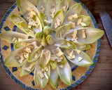 Foto del paso 3 de la receta: Barquitas de endivias con salmón marinado, queso y pistachos