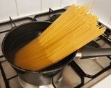 A picture of step 2 of Cheesy leek and spinach pasta.
