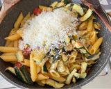 Foto del passaggio 7 della ricetta Pasta con pomodorini e zucchine