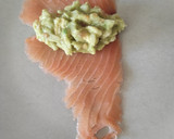 Foto del paso 3 de la receta: Rollitos de salmón ahumado rellenos de guacamole