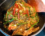 รูปขั้นตอนการทำที่ 2 ของ ปลาทอดกรอบราดพริกขลุกขลิก🌶🐟 style by barbie👩🏼🍳