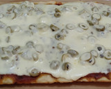 Foto del paso 5 de la receta: Pizza con muzzarela y aceitunas 🍕😋