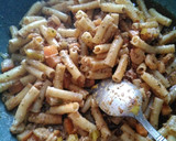 Foto del paso 3 de la receta: Pasta salteada con atún