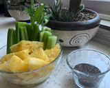 Foto del paso 1 de la receta: Agua de piña con apio y chía