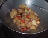 A picture of step 21 of Aloo fulcopi katla rosha ar misti doi.