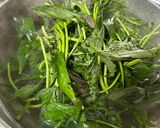 รูปขั้นตอนการทำที่ 3 ของ ยอดใบมันเทศผัดน้ำพริกเผา/Stir Fried Sweet Potato Leaves with Thai Chili Paste