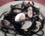 Foto del paso 3 de la receta: Spaghetti negro picante con chipirones y almejas