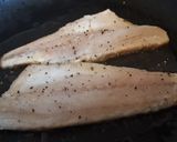 Foto del paso 5 de la receta Lubina a la plancha con patatas, guindilla y limón