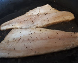 Foto del paso 5 de la receta: Lubina a la plancha con patatas, guindilla y limón