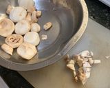 A picture of step 1 of Stir fried mushroom.