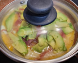 Foto del paso 3 de la receta: Tortilla abierta de aguacate, jamón y queso