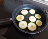 Foto del paso 1 de la receta: Mini pizza de calabacín