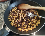 Foto del paso 4 de la receta: Garbanzos, morcilla y salsa de yogur con huevo a la plancha
