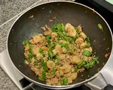 รูปขั้นตอนการทำที่ 4 ของ กะเพราหมูสับหมูยอ