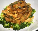 Foto del paso 8 de la receta Pollo en salsa de tomate aromático con hierbas y alcaparras