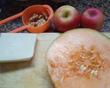Foto del paso 1 de la receta: Ensalada de melón, queso, manzanas y nueces