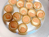 Tartaletas con langostinos, piña y salsa cocktail
