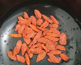 A picture of step 3 of Spinach with goji berry.