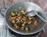 Foto langkah ke 2 dari resep Cucut Asap Pedas Manis.
