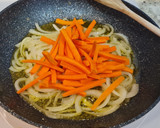 Foto del paso 2 de la receta: Salteado de calabacín, zanahorias, pimientos y solomillo de pavo