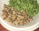 Foto langkah ke 1 dari resep Tumis baby buncis bakso.