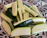 Foto del paso 1 de la receta: Bastoncitos de calabacín con miel