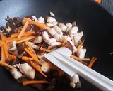 รูปขั้นตอนการทำที่ 4 ของ เห็ดหูหนู ผัดไข่ใส่สันในไก่