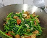 Foto langkah ke 5 dari resep Tumis Kangkung Tempe Saus Tiram.