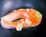 A picture of step 2 of Salmon Rice Porridge.