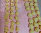 Hình bước làm 3 của món Bánh trung thu ngàn lớp nhân mochi chà bông trứng muối