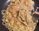 Une image de l'étape 2 de Spaghettis à la crème oignons saumon.