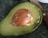 Foto del paso 2 de la receta: Pan con huevos revueltos y aguacate (palta)