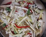 Foto del paso 2 de la receta: Verduras salteadas acompañado de carne en salsa de champiñón