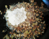 Foto langkah ke 3 dari resep Brown Onion Gravy (saus steak).