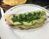 Foto del paso 4 de la receta: Tostada de tortilla y jamón york, aguacate y canónigos