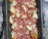 Foto langkah ke 2 dari resep Cheese and beef bread pudding.