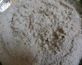 A picture of step 1 of Aata pyaaj besan ki missi roti.