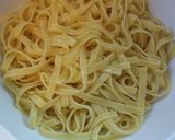Foto del paso 2 de la receta Nidos de pasta con cúrcuma, comino, cebolla y pimiento rojo