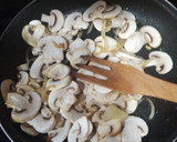 Foto del paso 2 de la receta: Revuelto de champiñón con bastones de pollo